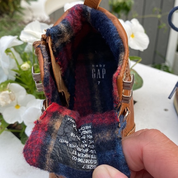 Baby Gap toddler size 7 Hiker Boot 
Very good condition - Picture 6 of 7
